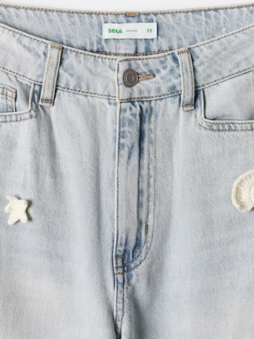 широкие джинсы на высокой посадке с декором от бренда sela вид слева