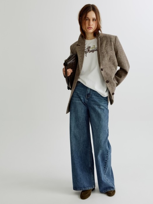 широкие джинсы на высокой посадке с небольшой вышивкой от бренда sela вид слева