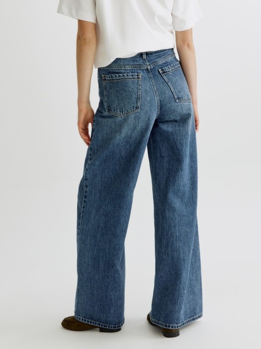 широкие джинсы на высокой посадке с небольшой вышивкой по цене 4299 руб вид справа