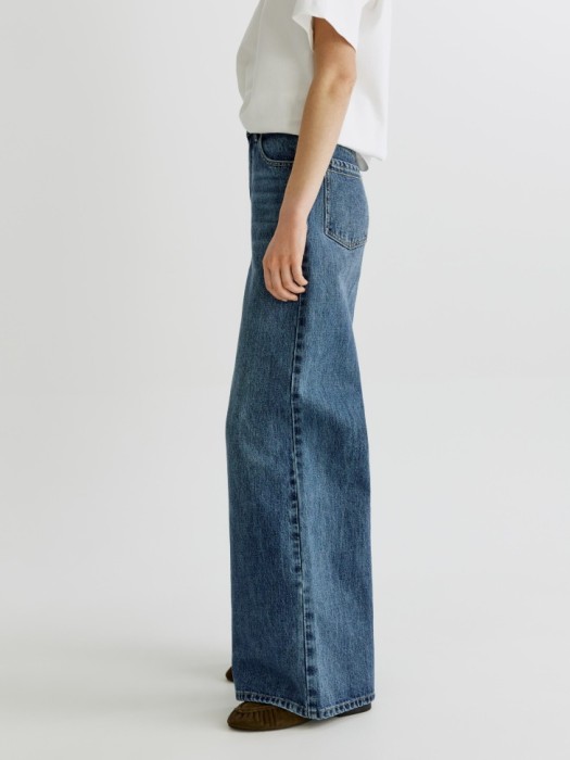 широкие джинсы на высокой посадке с небольшой вышивкой из россии вид сбоку