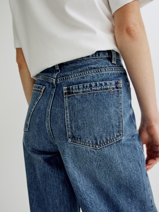 широкие джинсы на высокой посадке с небольшой вышивкой из денима спереди