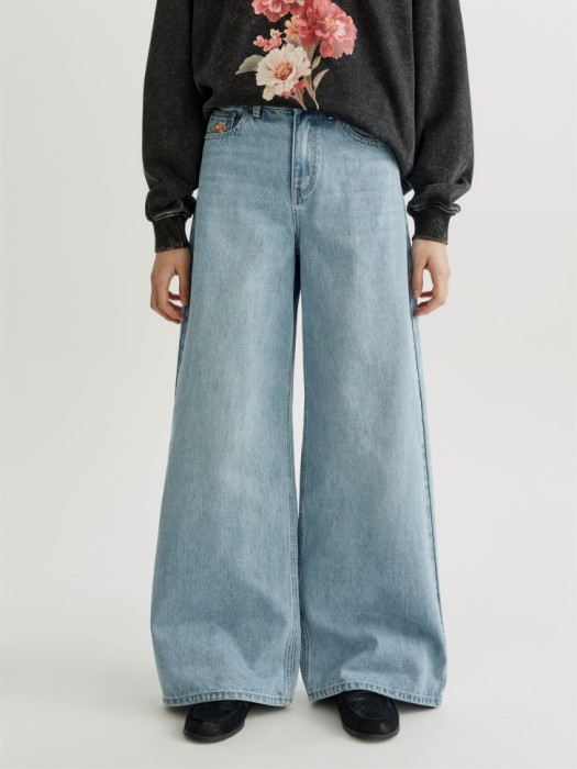 широкие джинсы на высокой посадке с небольшой вышивкой по цене 4299 руб вид справа