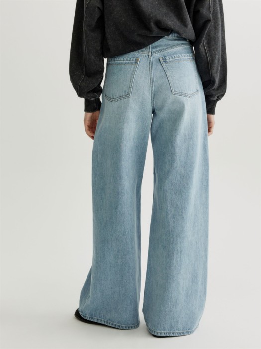 широкие джинсы на высокой посадке с небольшой вышивкой из россии вид сбоку