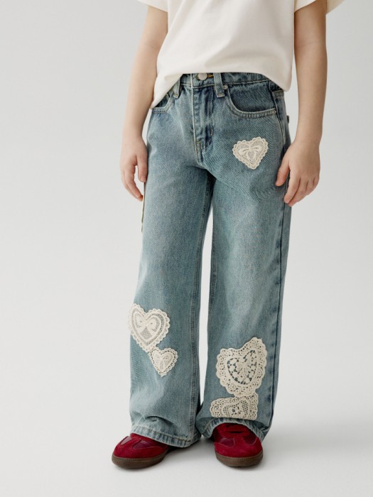 широкие джинсы с аппликацией для девочек от бренда sela вид слева