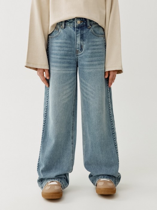 широкие джинсы с рельефным узором для девочек от бренда sela вид слева