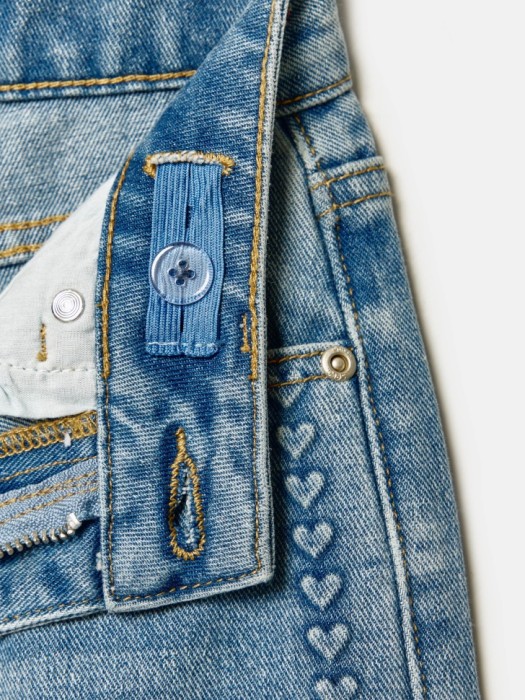 широкие джинсы с рельефным узором для девочек из хлопка спереди