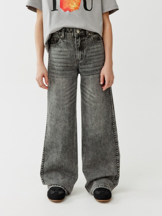 широкие джинсы с рельефным узором для девочек от бренда sela вид слева