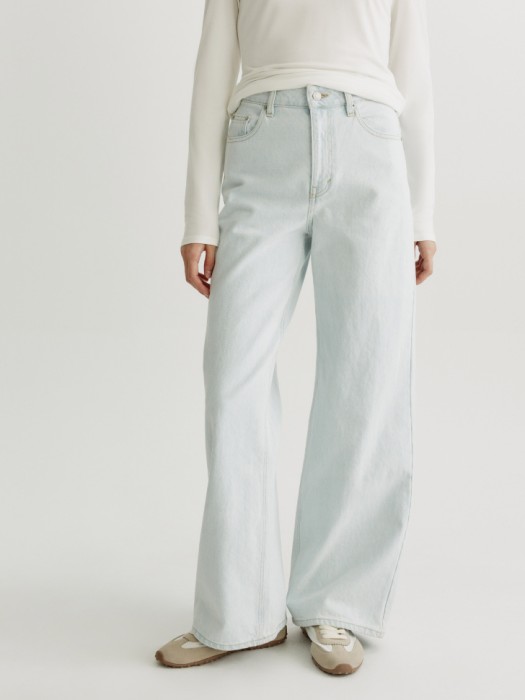широкие джинсы со средней посадкой от бренда sela вид слева