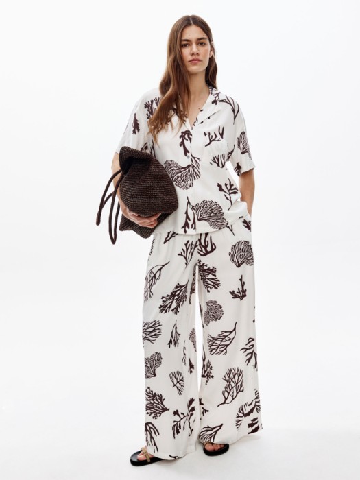 широкие пляжные брюки с принтом из вискозы от бренда sela вид слева