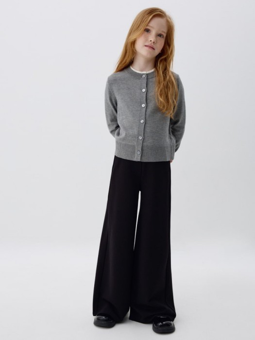 широкие школьные брюки для девочек от бренда sela вид слева