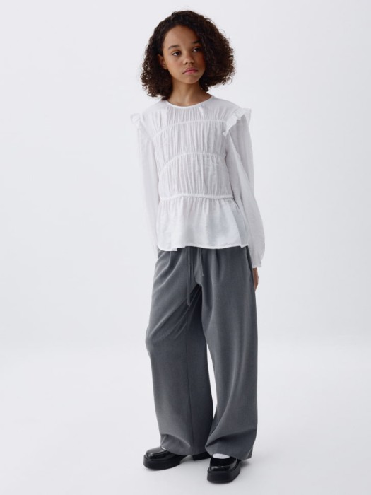 школьная блузка из вискозы для девочек от бренда sela вид слева