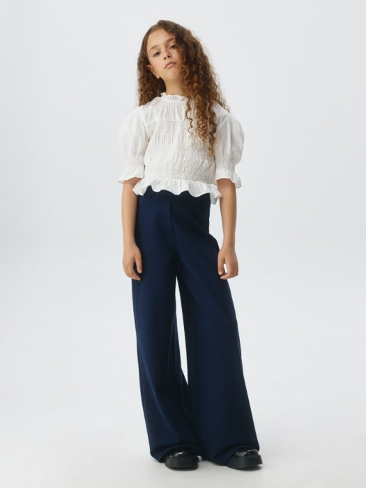 школьная блузка с резинкой для девочек от бренда sela вид слева