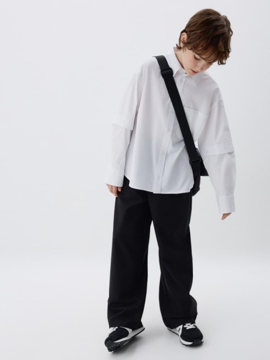 школьная рубашка с отстегивающимися рукавами для мальчиков от бренда sela вид слева