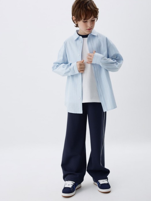 школьная рубашка в полоску для мальчиков от бренда sela вид слева