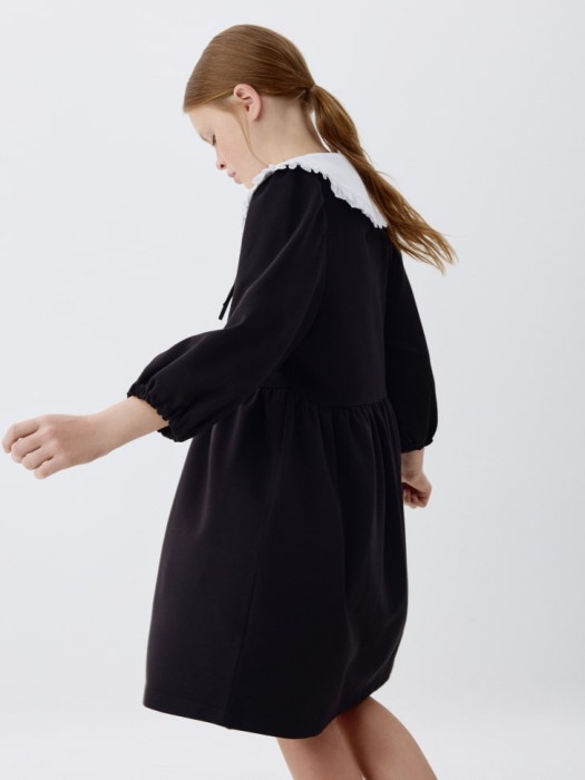 школьное платье с нарядным воротником для девочек от бренда sela вид слева