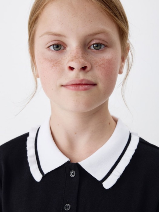 школьное платье с воротником для девочек от бренда sela вид слева
