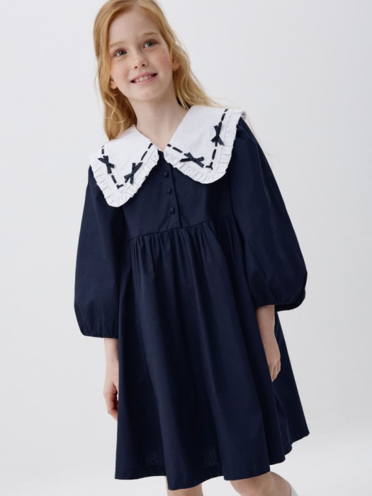 школьное платье с воротником для девочек от бренда sela вид слева