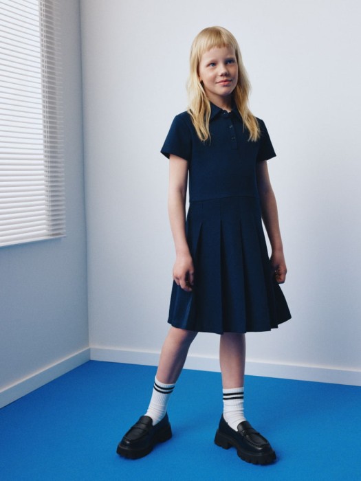 школьное платье с юбкой в складку для девочек от бренда sela вид слева