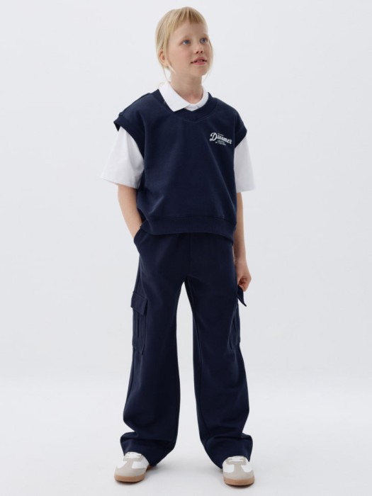 школьные брюки карго из трикотажа для девочек от бренда sela вид слева