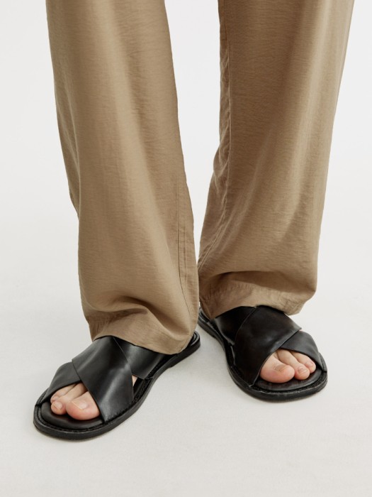 шлепки из натуральной кожи от бренда sela вид слева