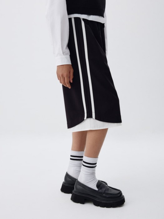 шорты-бермуды с лампасами для девочек от бренда sela вид слева