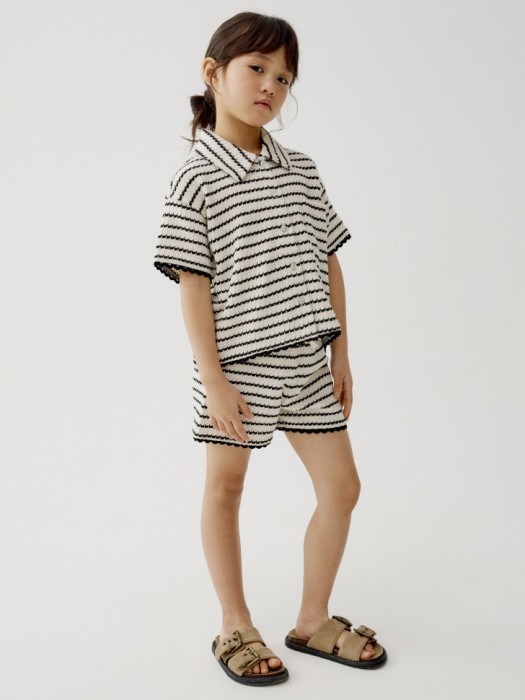 шорты в полоску из ажурного трикотажа для девочек от бренда sela вид слева