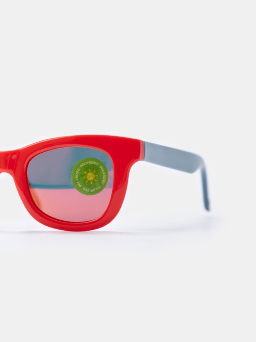 солнцезащитные очки для мальчиков от бренда sela вид слева