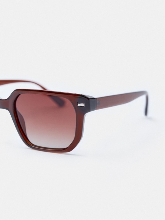 солнцезащитные очки в квадратной оправе по цене 1299 руб вид справа