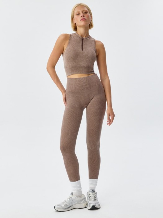 спортивные леггинсы с эффектом кислотной стирки от бренда sela вид слева