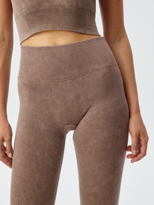 спортивные леггинсы с эффектом кислотной стирки по цене 999 руб вид справа