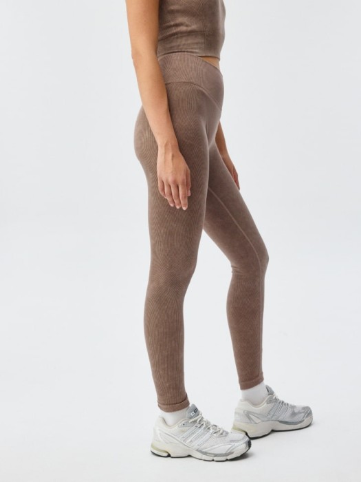 спортивные леггинсы с эффектом кислотной стирки из россии вид сбоку