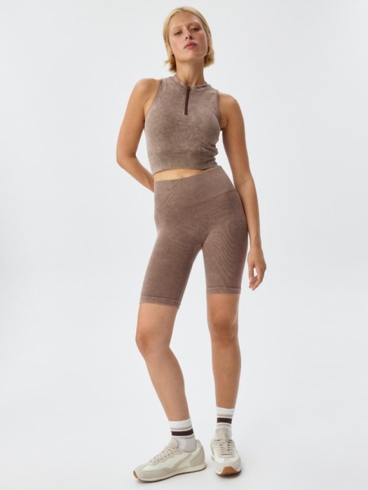 спортивные велосипедки с эффектом кислотной стирки от бренда sela вид слева