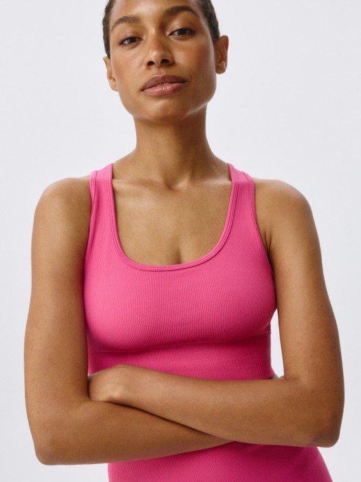 спортивный укороченный топ по цене 999 руб вид справа