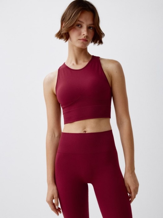 спортивный укороченный топ по цене 999 руб вид справа