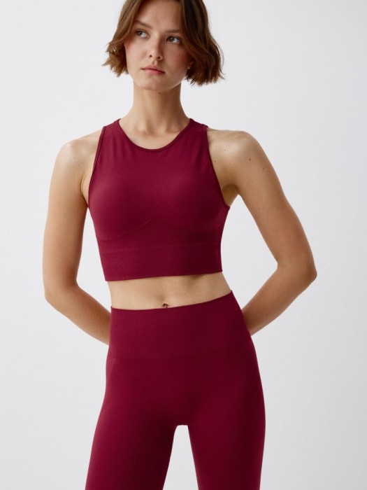 спортивный укороченный топ из россии вид сбоку