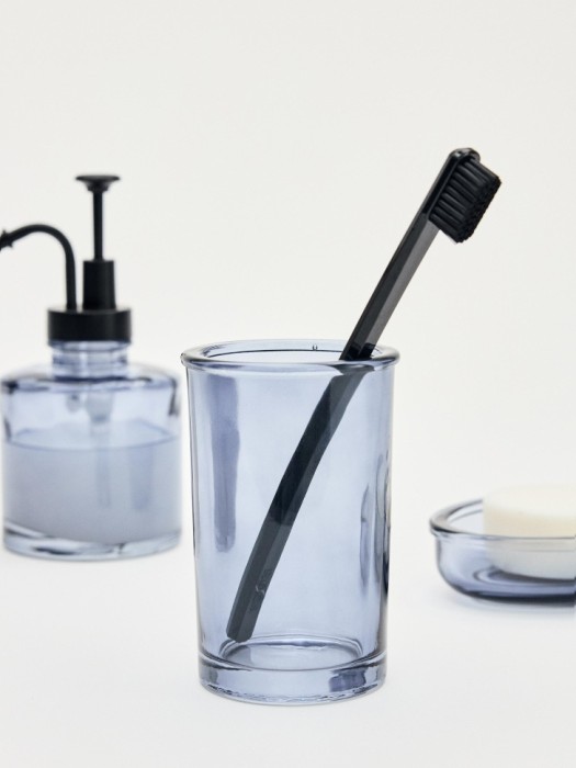 стакан для зубных щеток из стекла от бренда sela вид слева
