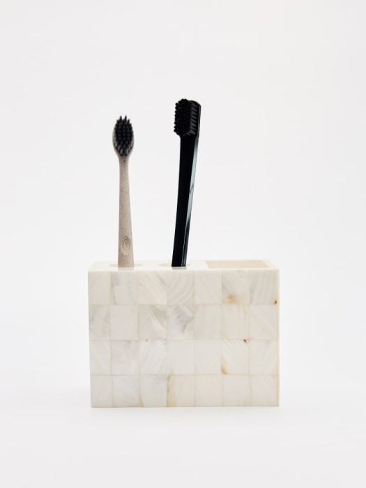 стакан для зубных щеток с перламутровым эффектом от бренда sela вид слева