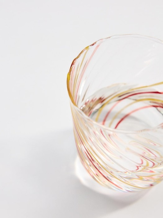 стакан из стекла с рельефным узором от бренда sela вид слева