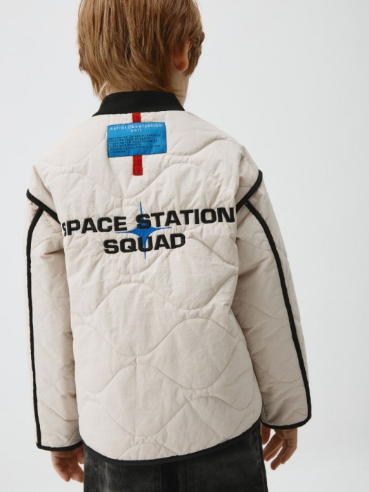 стеганая куртка с вышивкой для мальчиков от бренда sela вид слева