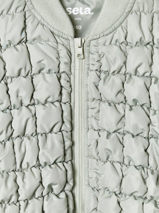 стеганый бомбер оверсайз из тафты для девочек из синтепона спереди