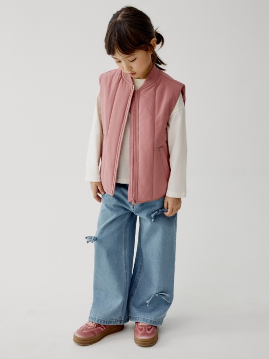 стеганый дутый жилет для девочек от бренда sela вид слева