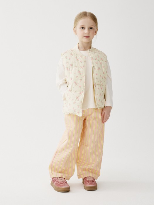 стеганый дутый жилет с принтом для девочек от бренда sela вид слева