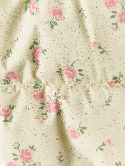 стеганый дутый жилет с принтом для девочек из синтепона спереди