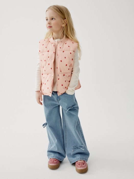 стеганый дутый жилет с принтом для девочек от бренда sela вид слева