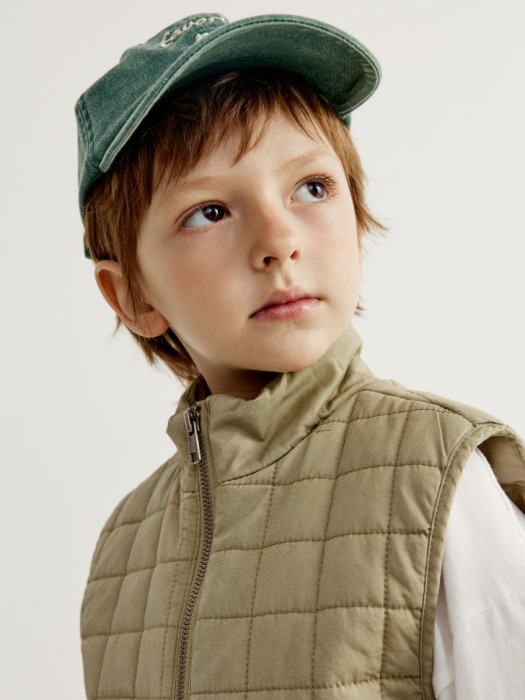 стеганый жилет для мальчиков из коллекции art people с «обществом юных архитекторов» от бренда sela вид слева