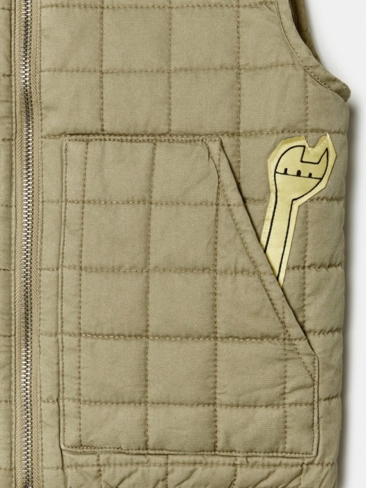 стеганый жилет для мальчиков из коллекции art people с «обществом юных архитекторов» по цене 2299 руб вид справа