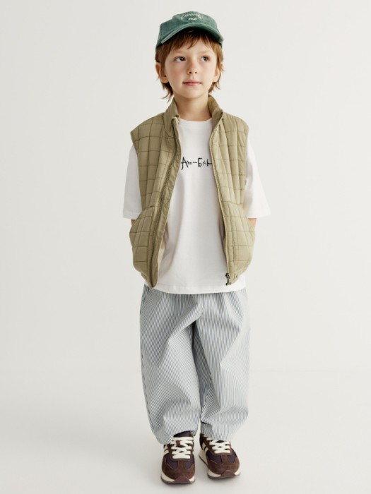 стеганый жилет для мальчиков из коллекции art people с «обществом юных архитекторов» из россии вид сбоку