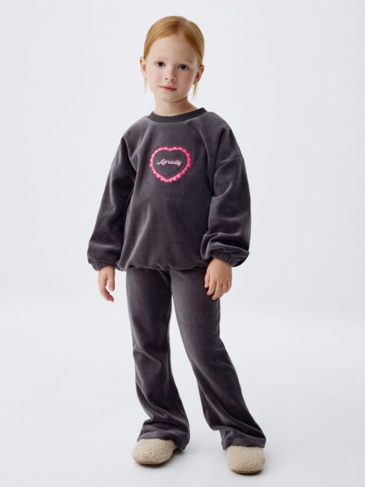 свитшот из велюра с вышивкой для девочек от бренда sela вид слева