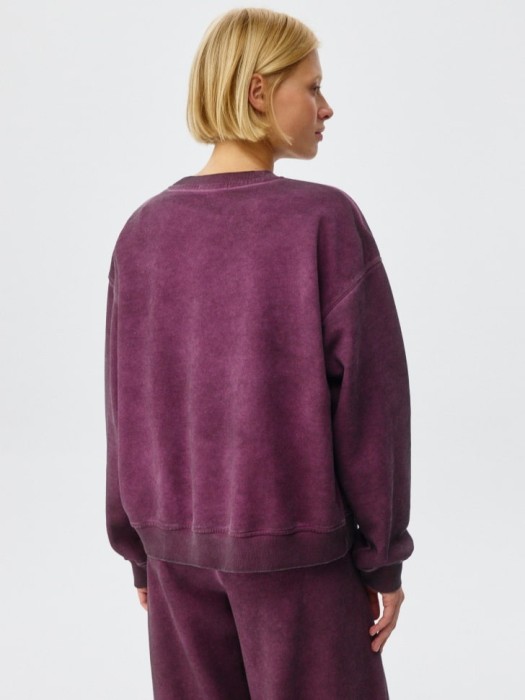 свитшот оверсайз с эффектом кислотной стирки по цене 1999 руб вид справа