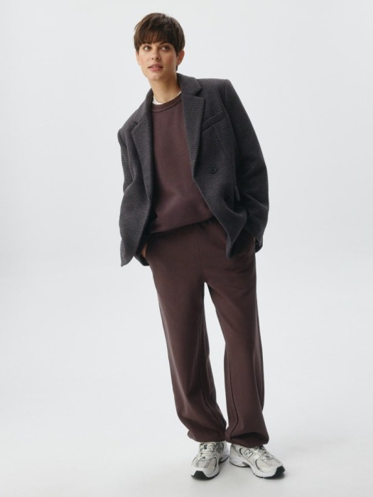 свитшот оверсайз с кислотной стиркой от бренда sela вид слева